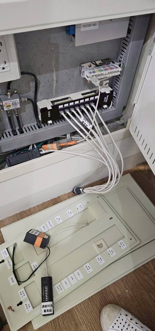 配電箱檢查、逐個插座量電壓測跳電、網路電話訊號測試——驗出插座火線零線錯位、一處未通電。