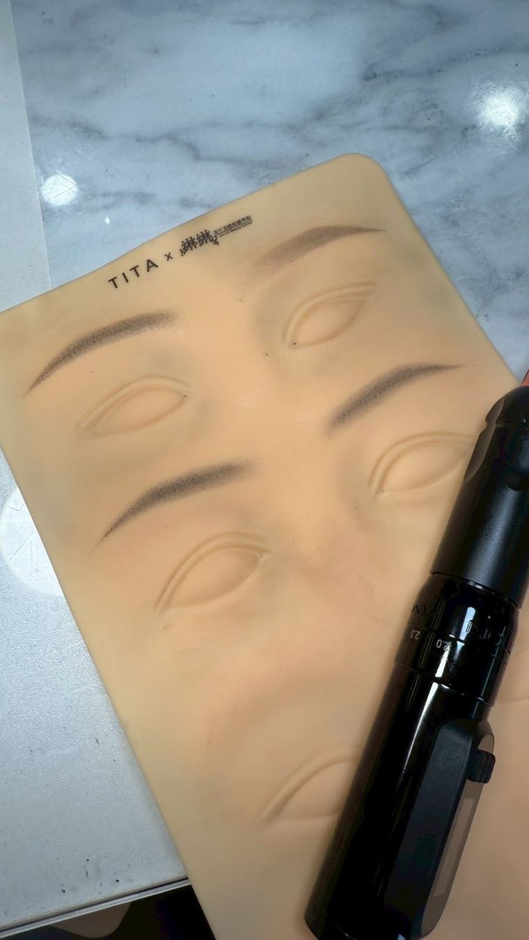 在仿真練習皮上先練手感，再看右琳老師親自示範機器霧眉——一針一針怎麼走、力道怎麼抓，現場看最清楚。