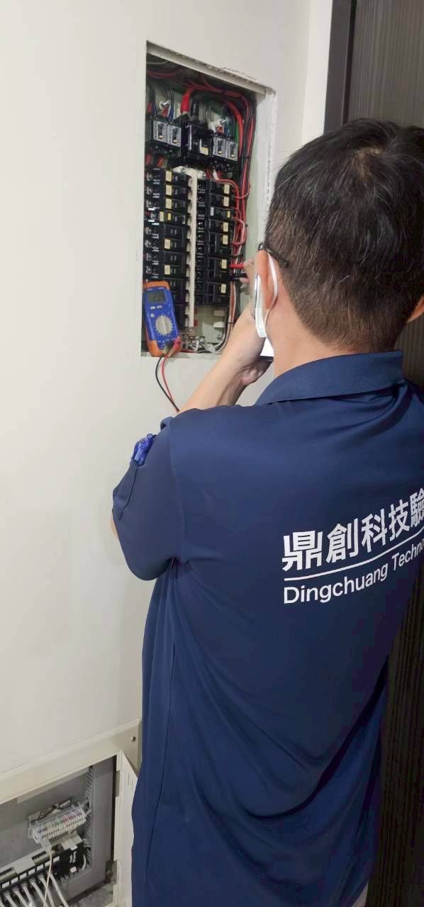 配電箱檢查、逐個插座量電壓測跳電、網路電話訊號測試——驗出插座火線零線錯位、一處未通電。