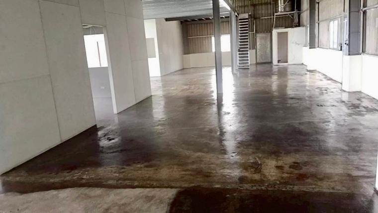 第一階段地面整平:打磨、清潔、補土填縫,用專業機器把一千多坪地面處理過一輪。
