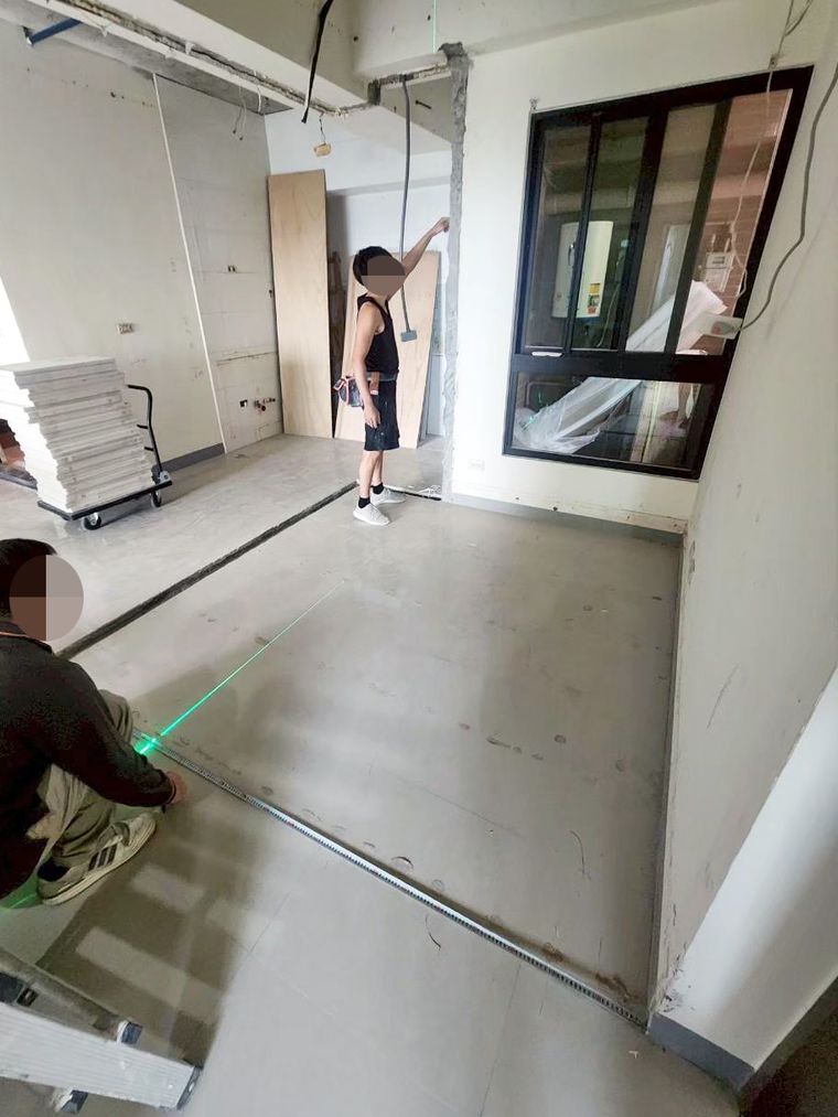 施工前的新成屋——設計師重新調整牆面位置,把一角縮成儲藏室,公共空間反而更寬敞;泥作、牆面一步步來。