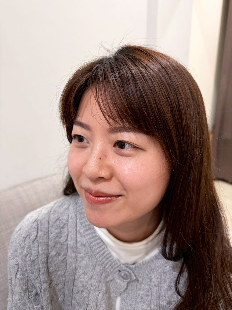 一根根接上假睫毛，完成後自然微翹、根根分明，素顏也有神