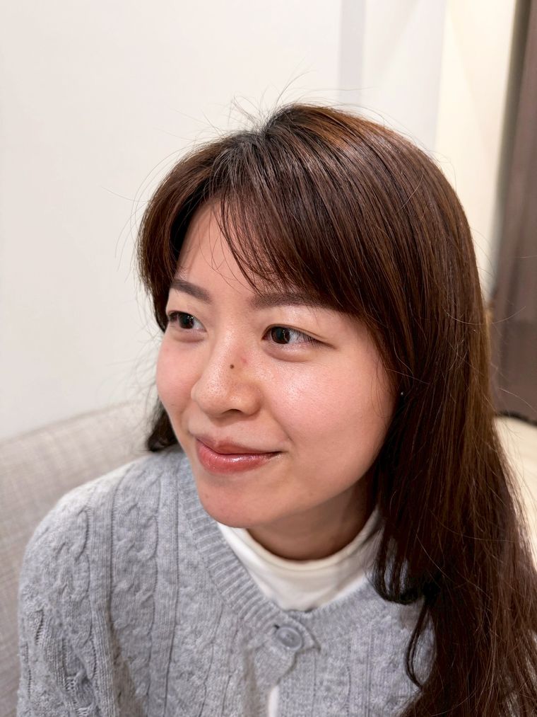 一根根接上假睫毛,完成後自然微翹、根根分明,素顏也有神