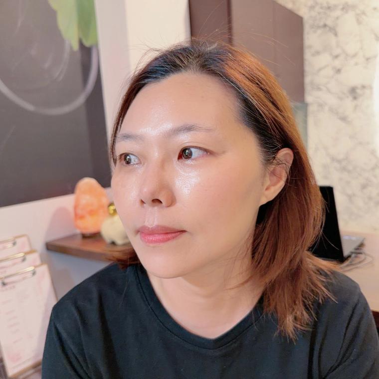 換上平常上班的 T 恤、戴上眼鏡再拍幾張,這才是我們這年紀的日常樣子,對比起來才真實。