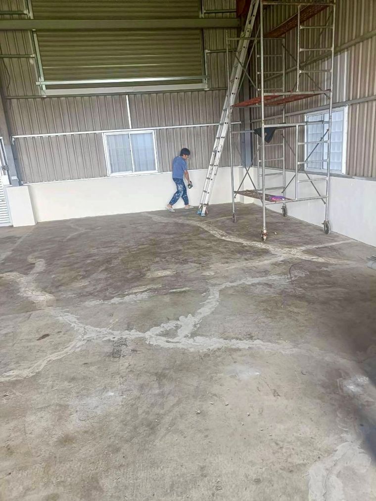 一千多坪的廠房擴建，地坪是重點——傳統水泥地會起砂掉粉，決定改做環保樹脂地坪漆。