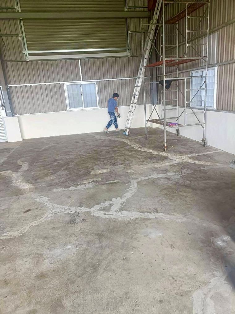 一千多坪的廠房擴建,地坪是重點——傳統水泥地會起砂掉粉,決定改做環保樹脂地坪漆。