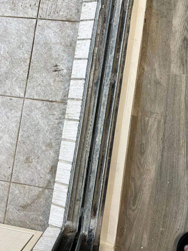 淋過雨的粉塵黏在磁磚與凹槽裡,一般擦拭只會抹花,得用專門手法才清得掉。