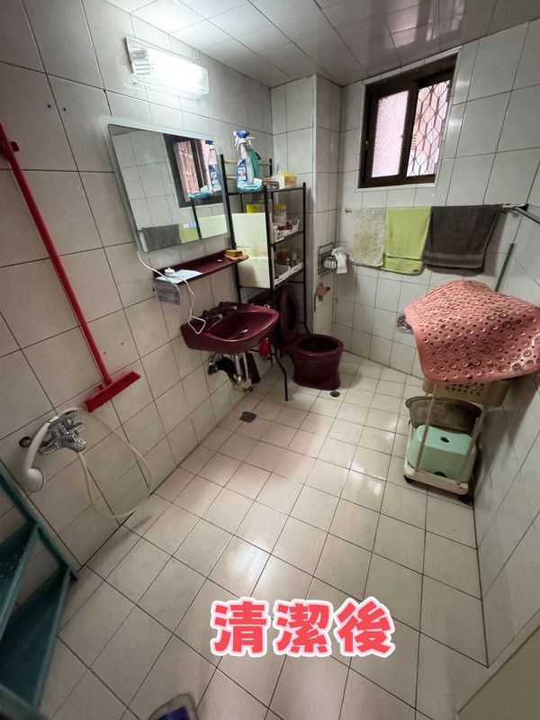 廁所清潔前後:磁磚縫、馬桶周圍的水垢皂垢清掉,磁磚和洗手台亮起來,連牆角、天花板霉斑都處理。