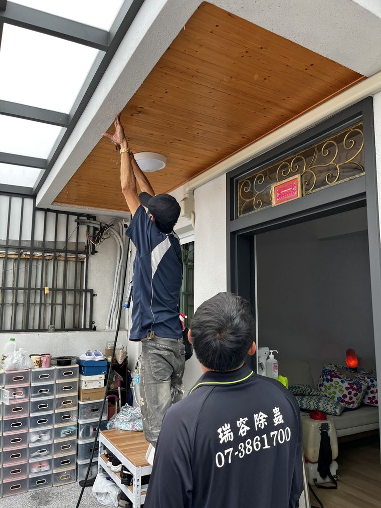 屋外的木作裝潢也可能吸引白蟻,師傅一併噴藥處理。
