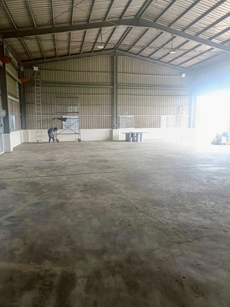 環氧樹脂地坪光滑無縫、耐磨耐壓，堆高機天天輾也撐得住，還低 VOC 味道不重。