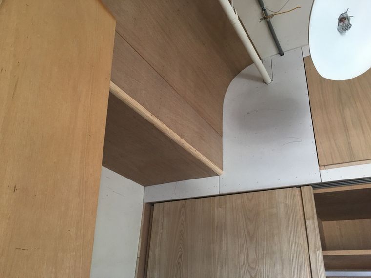 次臥用波浪造型把樑包起來;客製的收納桌一桌多用,餐桌、書桌都靠它,小坪數把每一分空間都用滿。