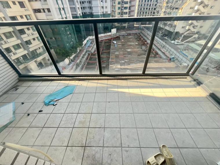 清潔後的陽台、客廳與兩間臥房——地磚發亮、床鋪整理、桌椅歸位，同一間房完全兩個樣。