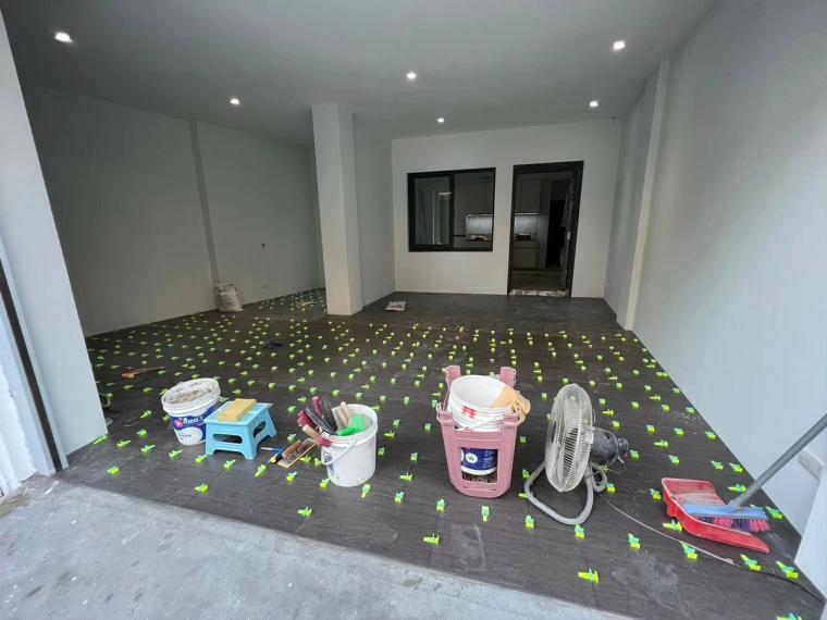 一樓帶小廚房的客房套房,現在當客房、將來直接變樓下主臥,全齡宅的關鍵一步。