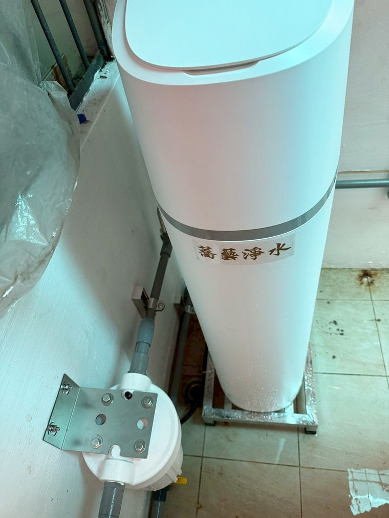 全戶軟水機與淨水設備安裝到位——「蕎藝淨水」的桶身立起來,接上全戶管路,整套系統就開始運作。