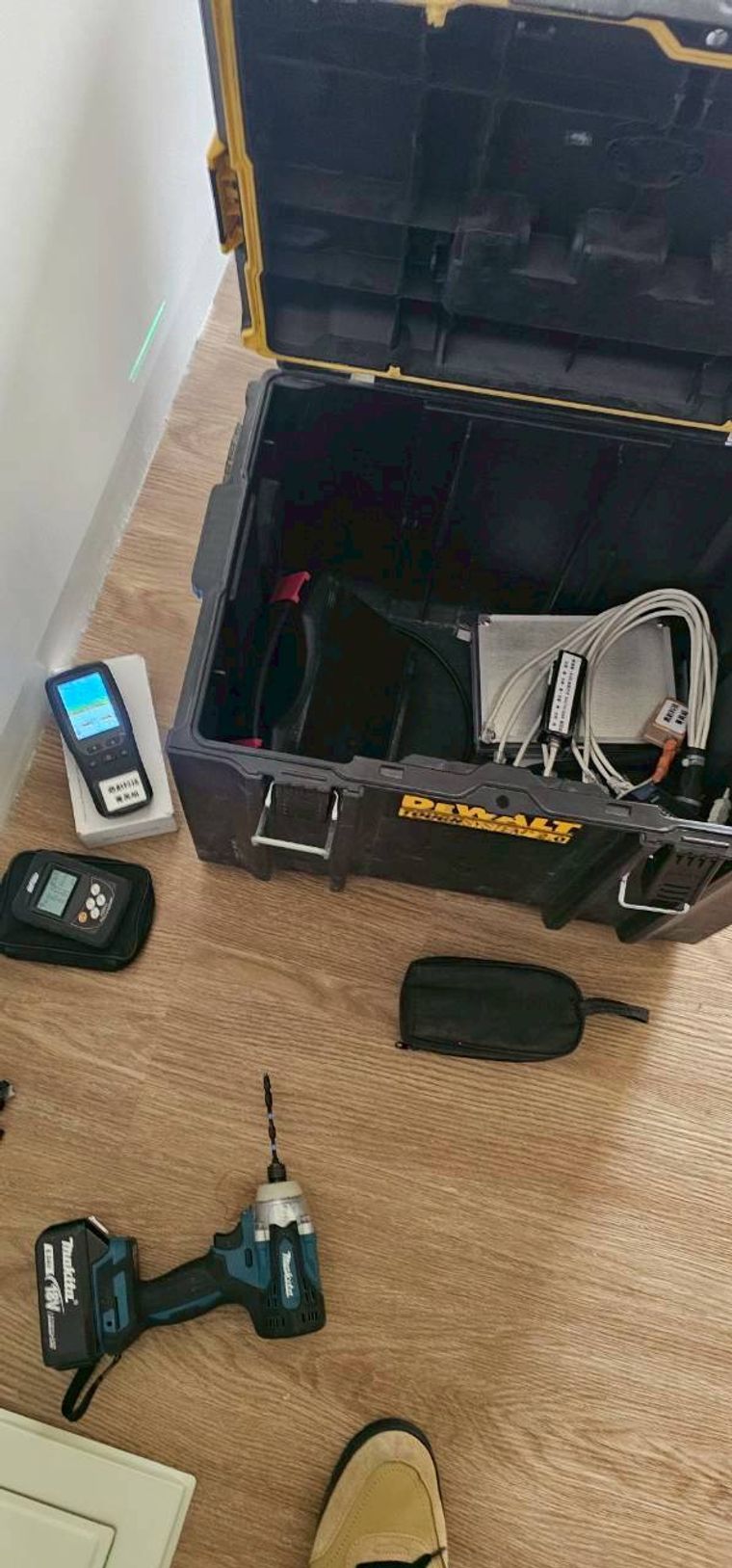 技師帶來一整箱專業儀器，雷射水平儀、電子量測工具一字排開，連配電箱都逐項檢測，不是走馬看花。
