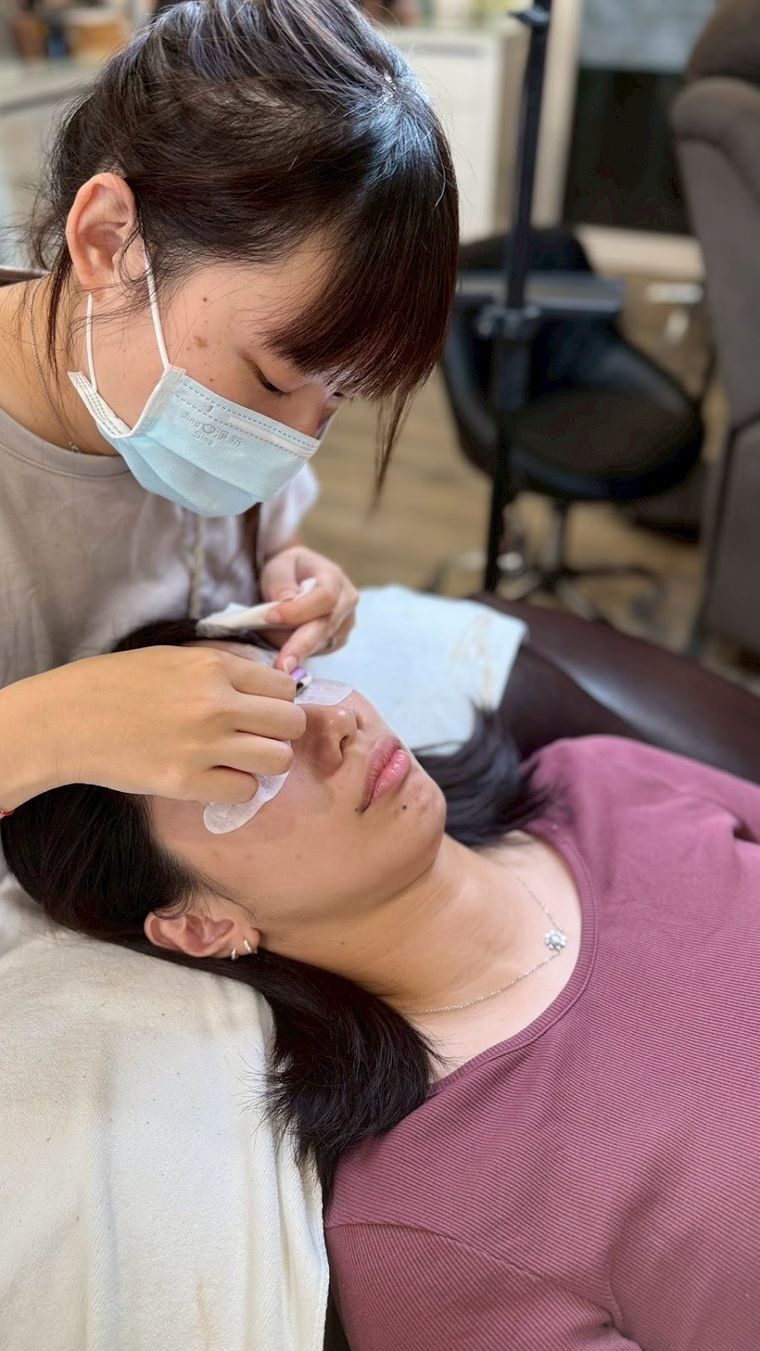 重點是實作比例高——學員直接在真人模特身上操作,右琳老師在旁邊即時修正,做錯馬上調整,學得快也學得對。
