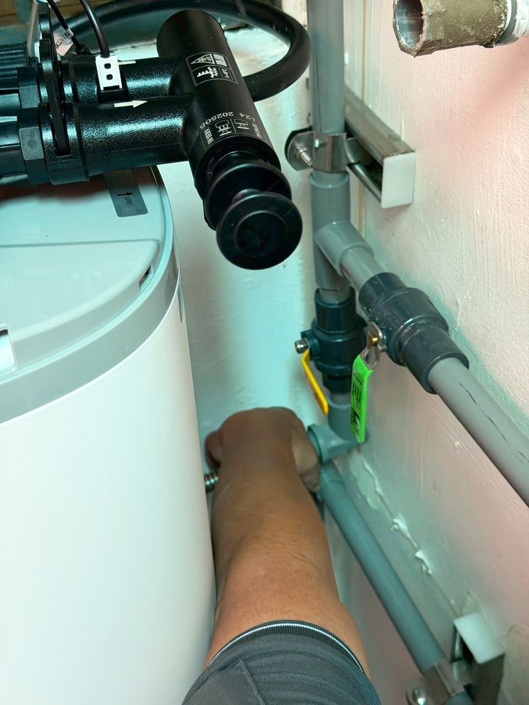 全戶軟水機與淨水設備安裝到位——「蕎藝淨水」的桶身立起來，接上全戶管路，整套系統就開始運作。