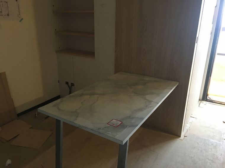 次臥用波浪造型把樑包起來;客製的收納桌一桌多用,餐桌、書桌都靠它,小坪數把每一分空間都用滿。