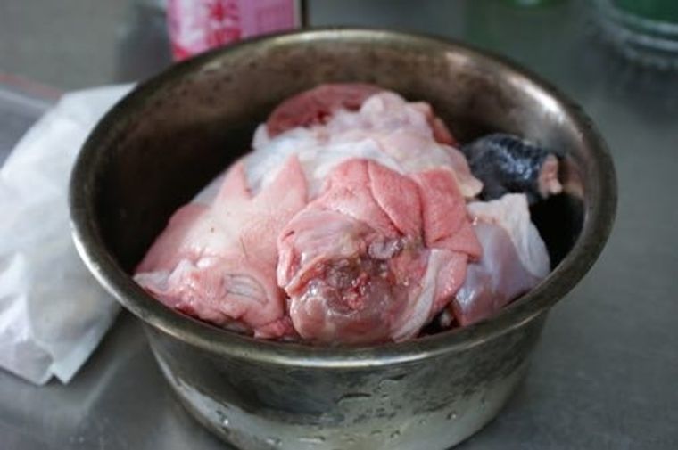 材料很簡單：雞肉（我選公雞、肉質較 Q）、北蟲草藥膳包、鹽和米酒少許。