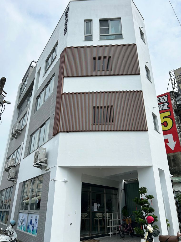 自地自建的透天外觀與平面圖——24 坪一房一廳，一樓是淨水器公司、四樓自住，格局照屋主的生活量身規劃。