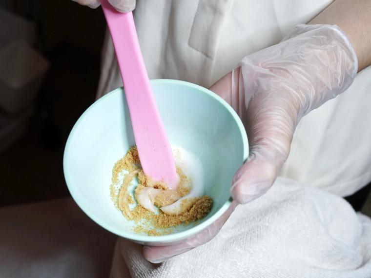 第一步用松子粉調乳液的磨砂膏幫背部去角質，把老廢角質帶掉，粉刺才好清。