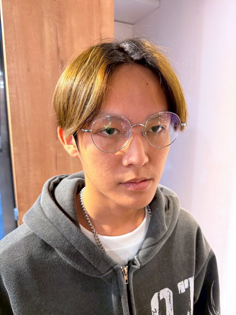 兒子一副副試戴挑選——方框、圓框、金屬細框輪流上臉,找最適合自己的那副,輕巧好戴不怕滑。