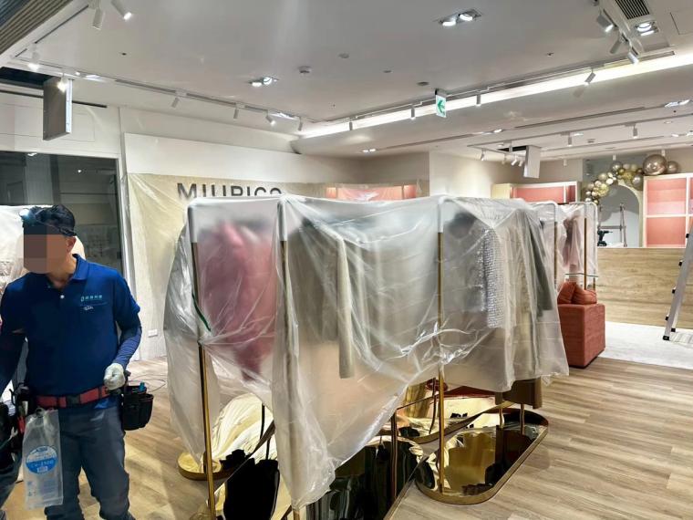 我妹一個人顧的服飾店——師傅一進場就先用塑膠布把商品、櫃檯層層蓋好，防塵保護做得很細。
