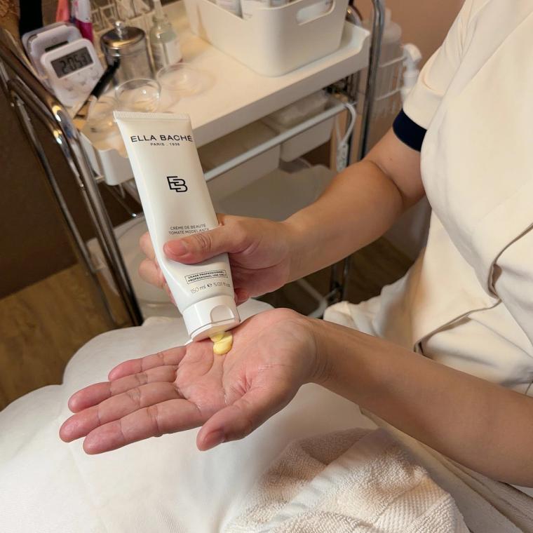 先卸妝、洗臉把殘妝清乾淨，再取保養品打底——上了年紀的肌膚最怕殘妝，這段慢慢做才有意義。
