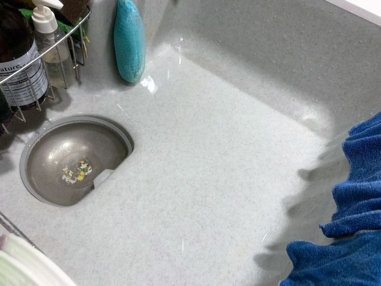 業務馬上拿砂紙海綿來，TOCLAS 人造石硬度夠、可用砂紙研磨，整理後跟新的一樣、完全不吃色——這是清洗後，還好當初把預算砸在實用的地方。