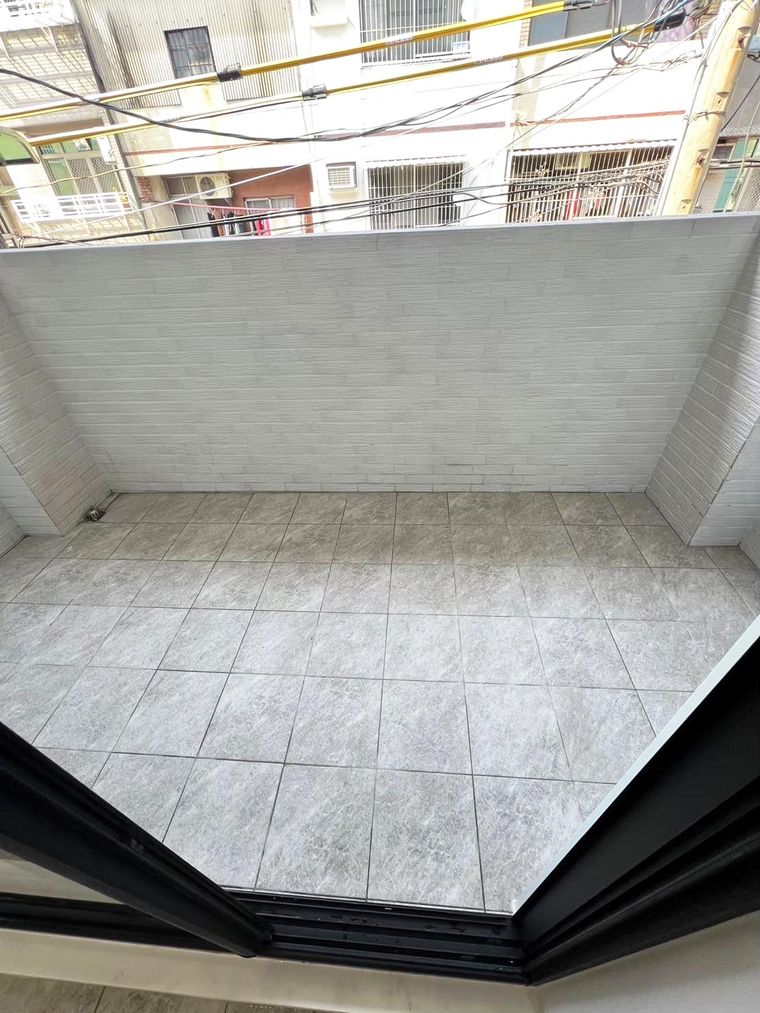一路清到頂樓,全屋煥然一新——空屋乾淨到可以直接帶看。