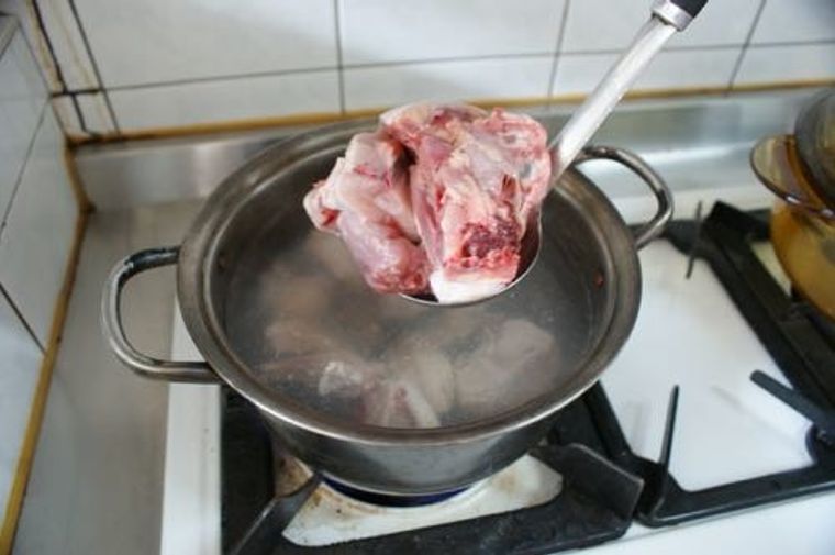 雞肉先川燙去腥。
