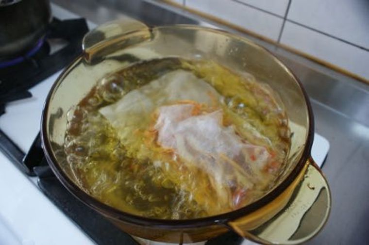 Step2:水滾後放入藥膳包,蓋鍋悶煮 5~10 分鐘。