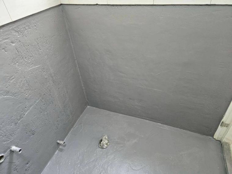 重做防水層、加強轉角,等乾透再粉光整平、地面抓洩水坡度——浴室最怕漏,這步偷懶不得。