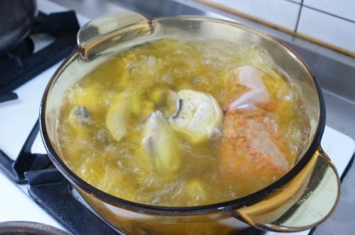 Step3:加入川燙後的雞肉繼續煮,並加鹽調味。