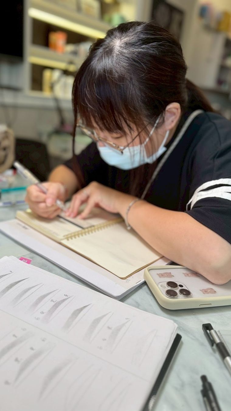 先上理論——看螢幕、記筆記、認識眉型和色卡，霧眉不是拿機器亂畫，底子要先懂。