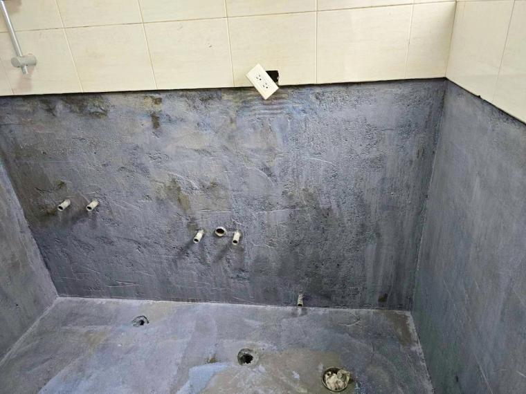 重做防水層、加強轉角,等乾透再粉光整平、地面抓洩水坡度——浴室最怕漏,這步偷懶不得。