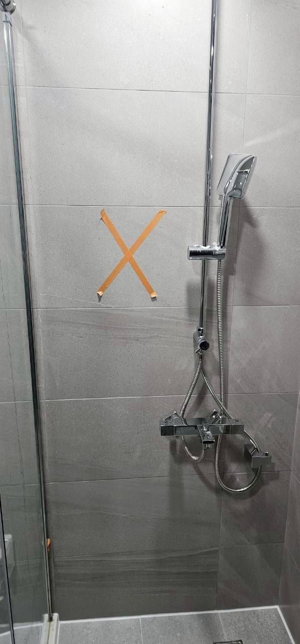 浴室裡一處處用膠帶標出缺失:磁磚空心、玻璃缺角,還揪出天花板該開卻沒開的維修孔。