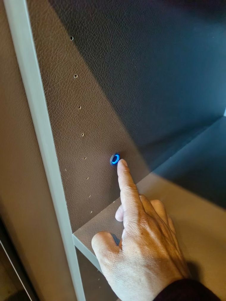 燈條做成觸控開關、輕點就亮,櫃子內部是皮感材質,細看很有質感。