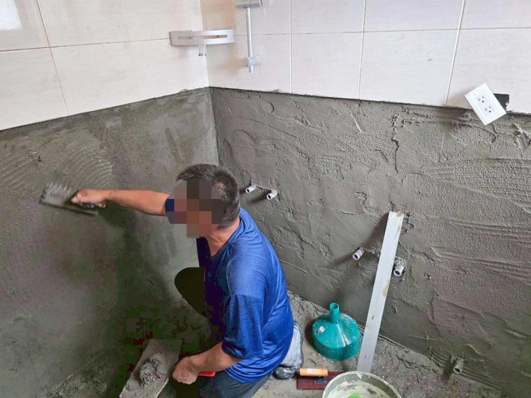 重做防水層、加強轉角,等乾透再粉光整平、地面抓洩水坡度——浴室最怕漏,這步偷懶不得。