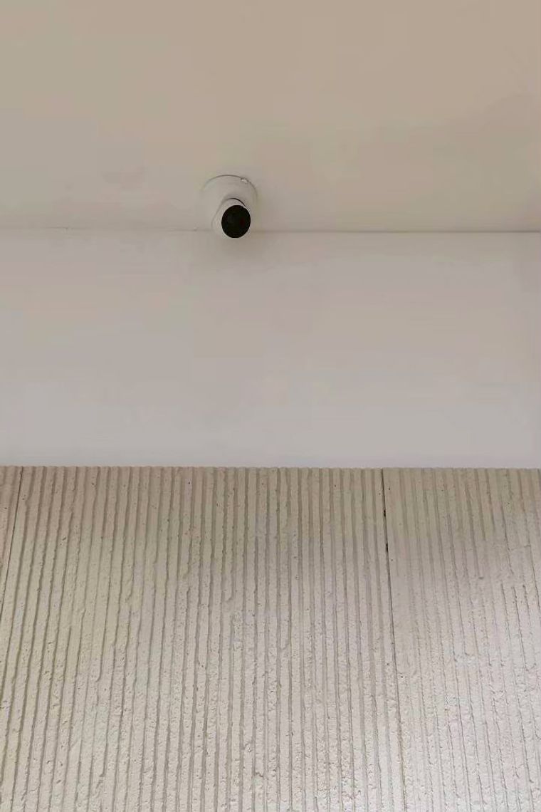 裝好後櫃檯就能看到店內各區畫面，忙的時候也能隨時掌握狀況，安心很多。