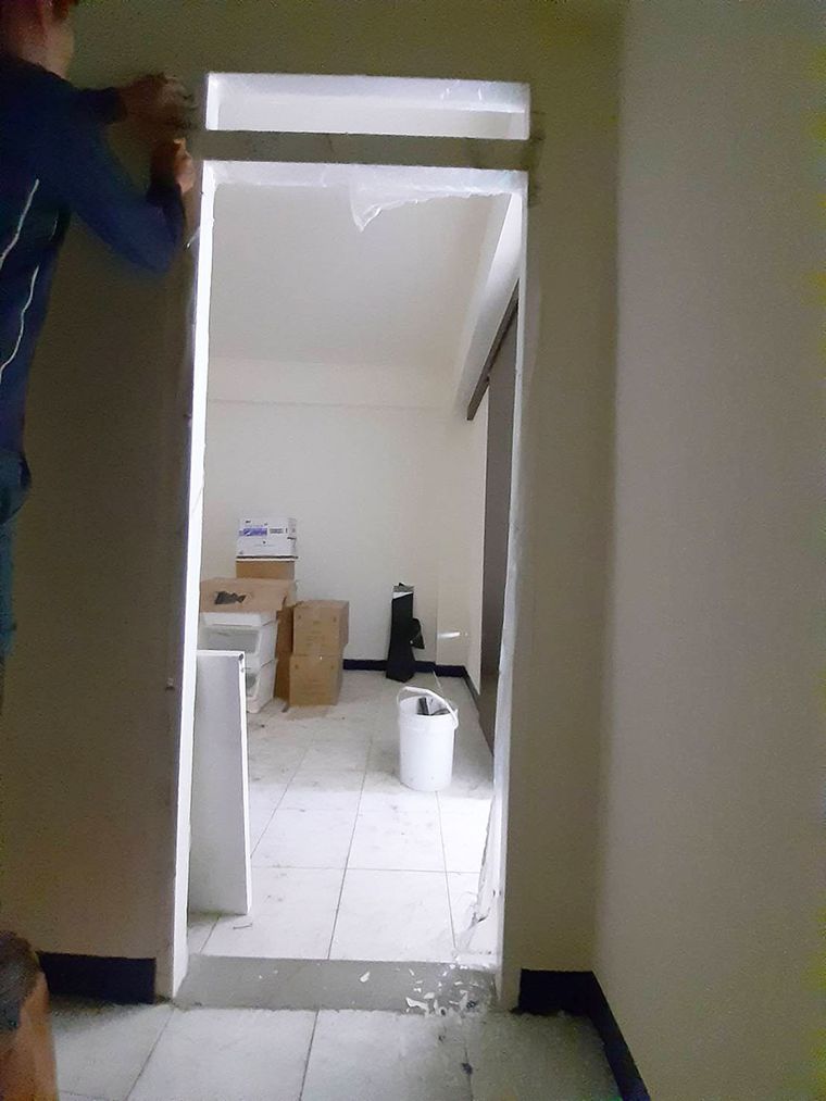 玻璃部分帶有花樣設計,門體不只是隔間、更像裝飾的一部分;材質工法不易變形、耐久性佳。