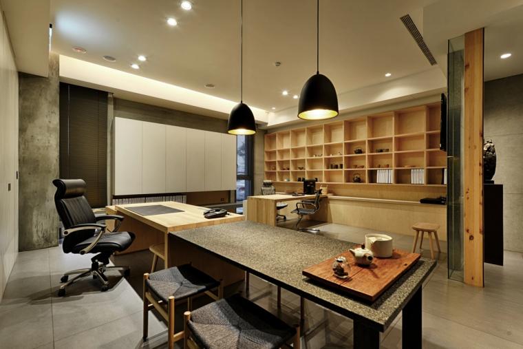 走廊一邊是品牌歷程的藝術展示、另一邊是董事長辦公室，動線設計得很有故事性。