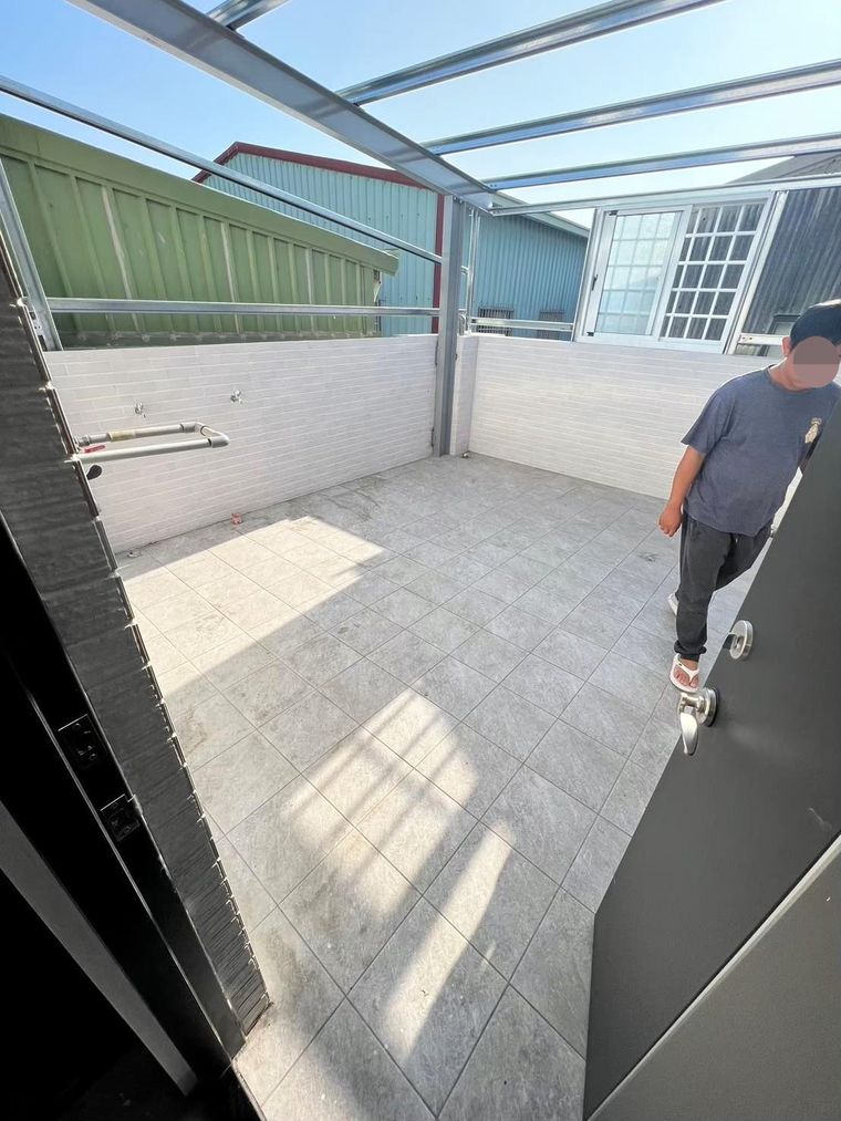開工前一處處拍照存證保護屋主——門框、木柱、地板上的粉塵與油漆殘膠,都得用專門手法慢慢清。