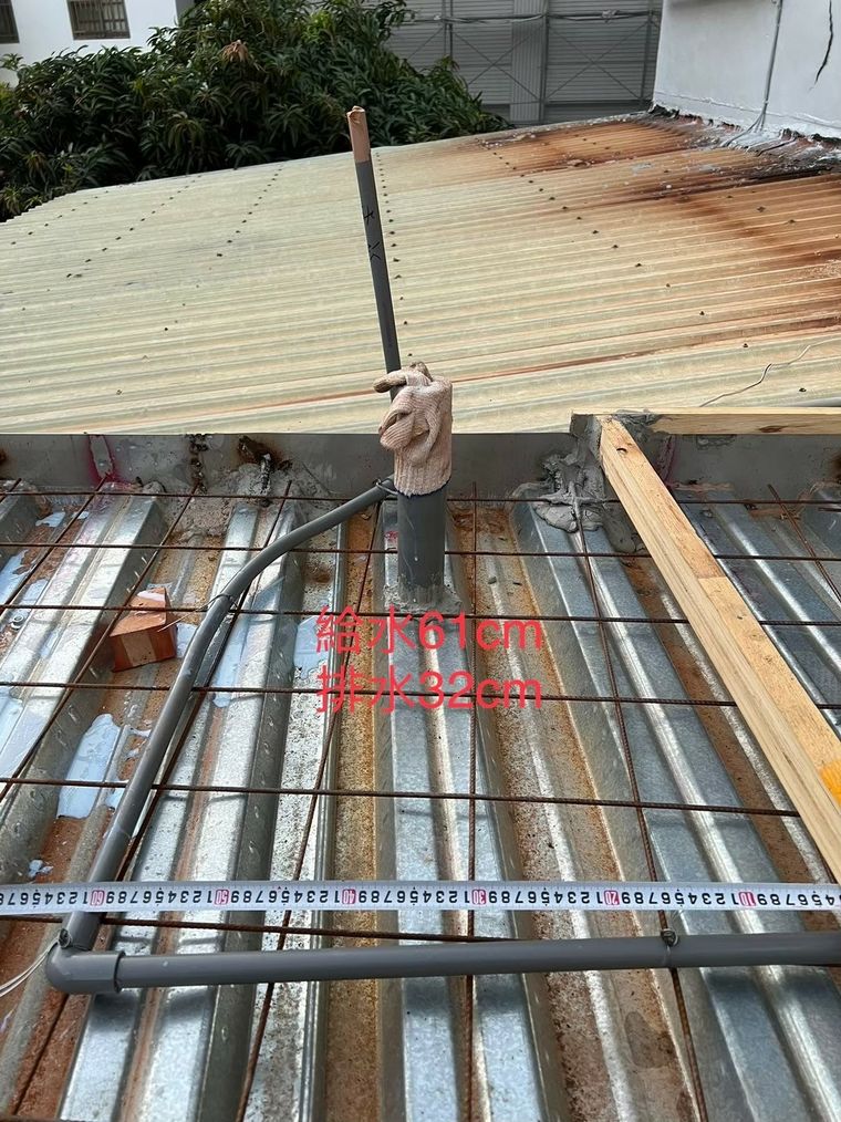 增建挖深灌漿做地基、二樓露臺 DECK 板灌漿銜接舊結構——新舊銜接處最容易出問題，做扎實才安心。
