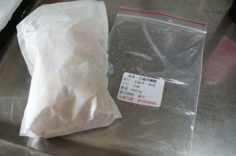 這次用的是一包 60 元的北蟲草藥膳包，只要加雞肉就能燉成一鍋香氣十足的藥膳雞湯。特別推薦杭信行這家中藥行，做的是大量批發、價格相對實惠，也有配好的藥膳包很方便。