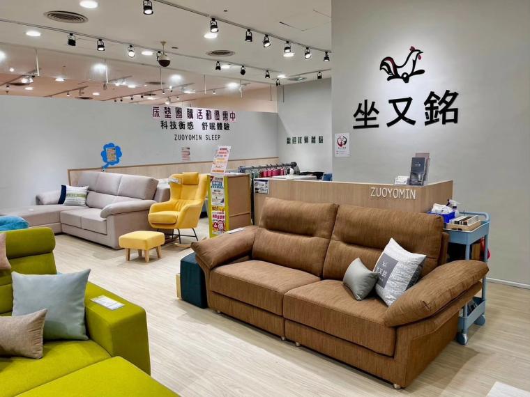 店裡沙發款式很多、每一款都很有設計感，店員也熱情地一一介紹特色與優點。