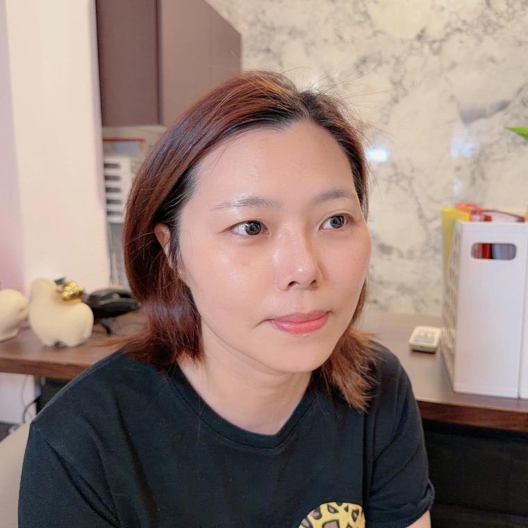 完工後拍了好幾張：兩頰不糊了、下顎線俐落，膚況亮一階。同一面牆、沒開濾鏡，對比才真實。