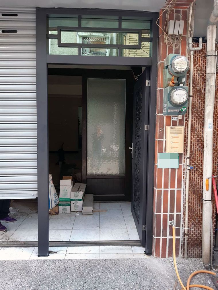 新大門採不鏽鋼烤漆材質、堅固耐用，配色跟整體門面很契合；比鐵捲門更有質感，安全與便利都提升，價格也合理公道。