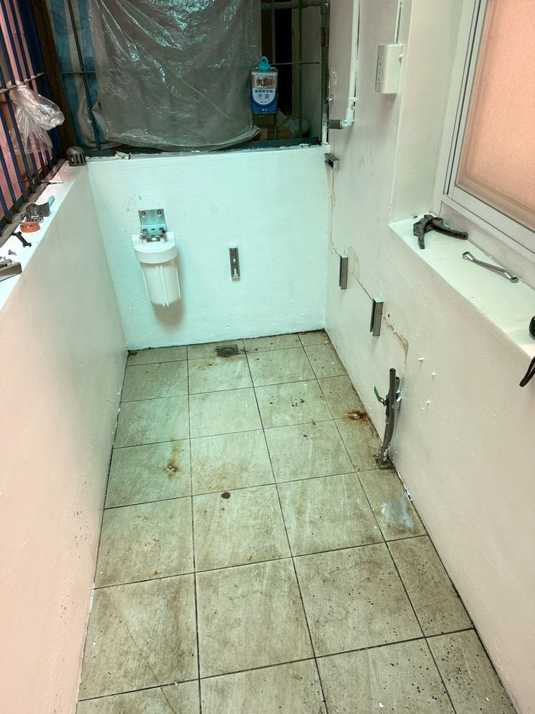 師傅把設備安排在原本閒置的空間，牽管、接頭、用水平儀一一量過——管路藏得整齊，位置也抓得準。