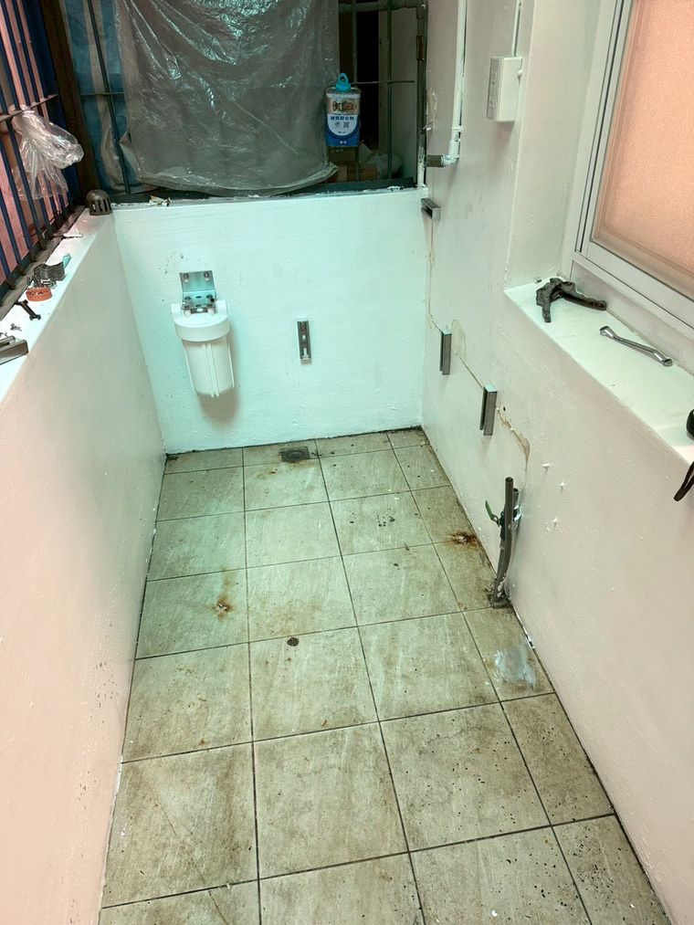 師傅把設備安排在原本閒置的空間,牽管、接頭、用水平儀一一量過——管路藏得整齊,位置也抓得準。